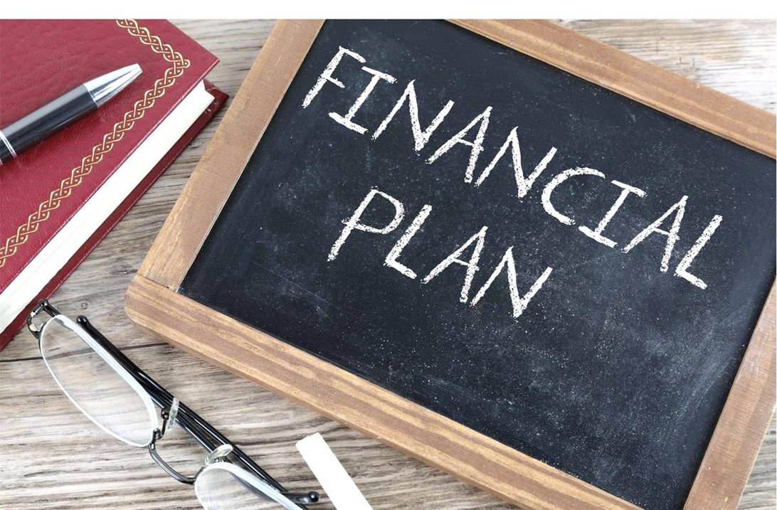 En griffeltavla med texten 'FINANCIAL PLAN' representerar vikten av en genomtänkt ekonomisk plan.